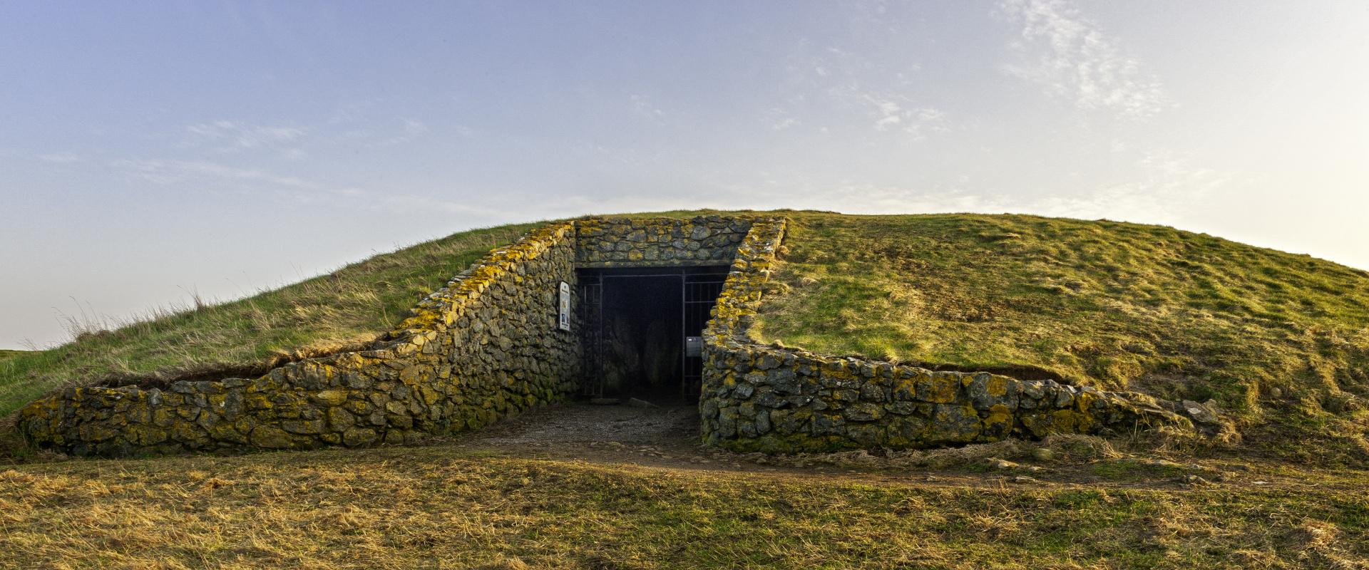 Siambr Gladdu Barclodiad y Gawres/Barclodiad y Gawres Burial Chamber