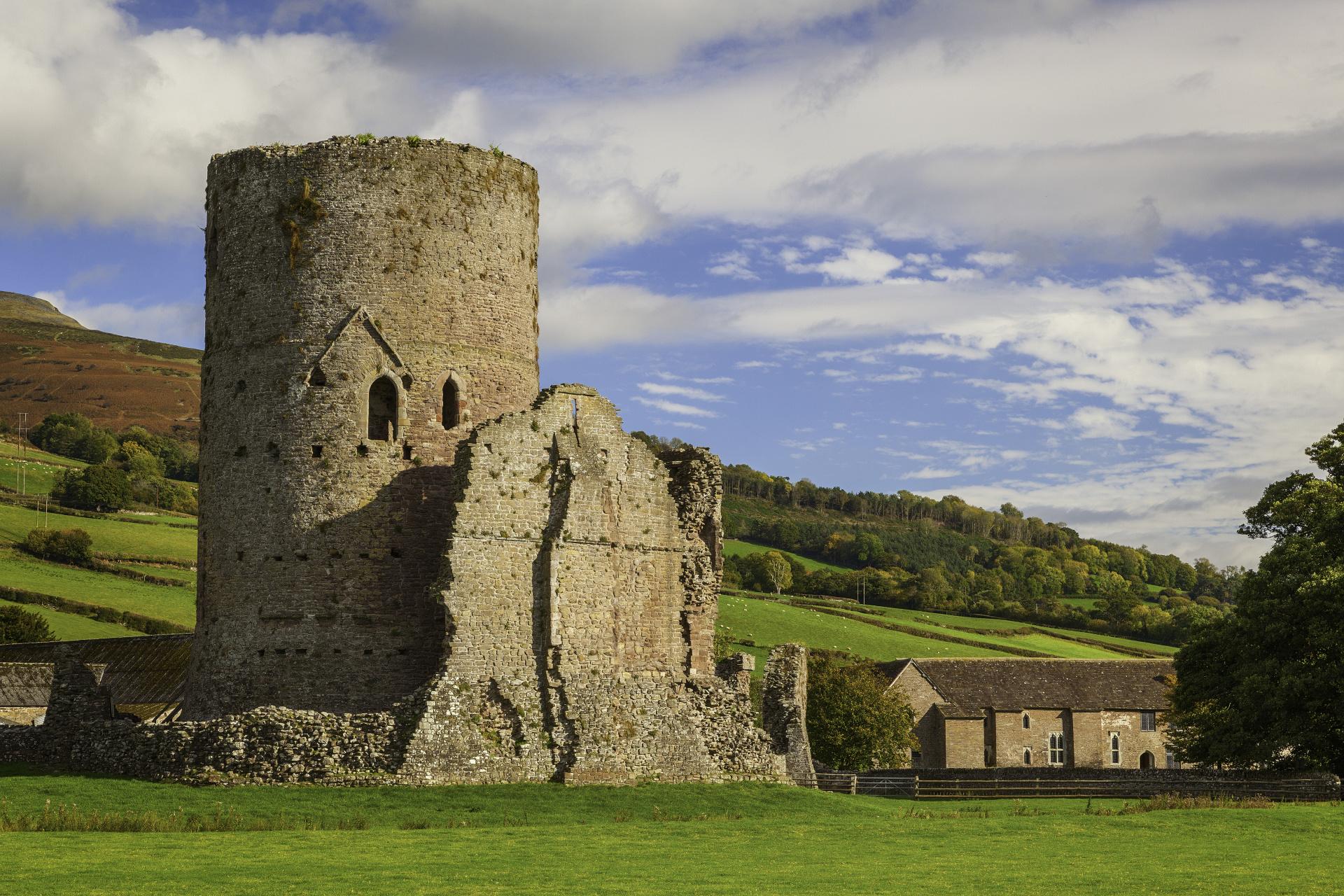  Llys a Chastell Tretŵr/Tretower Court and Castle