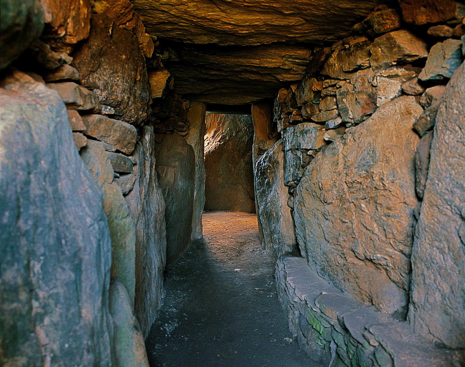 Siambr Gladdu Bryn Celli Ddu/Bryn Celli Ddu Burial Chamber