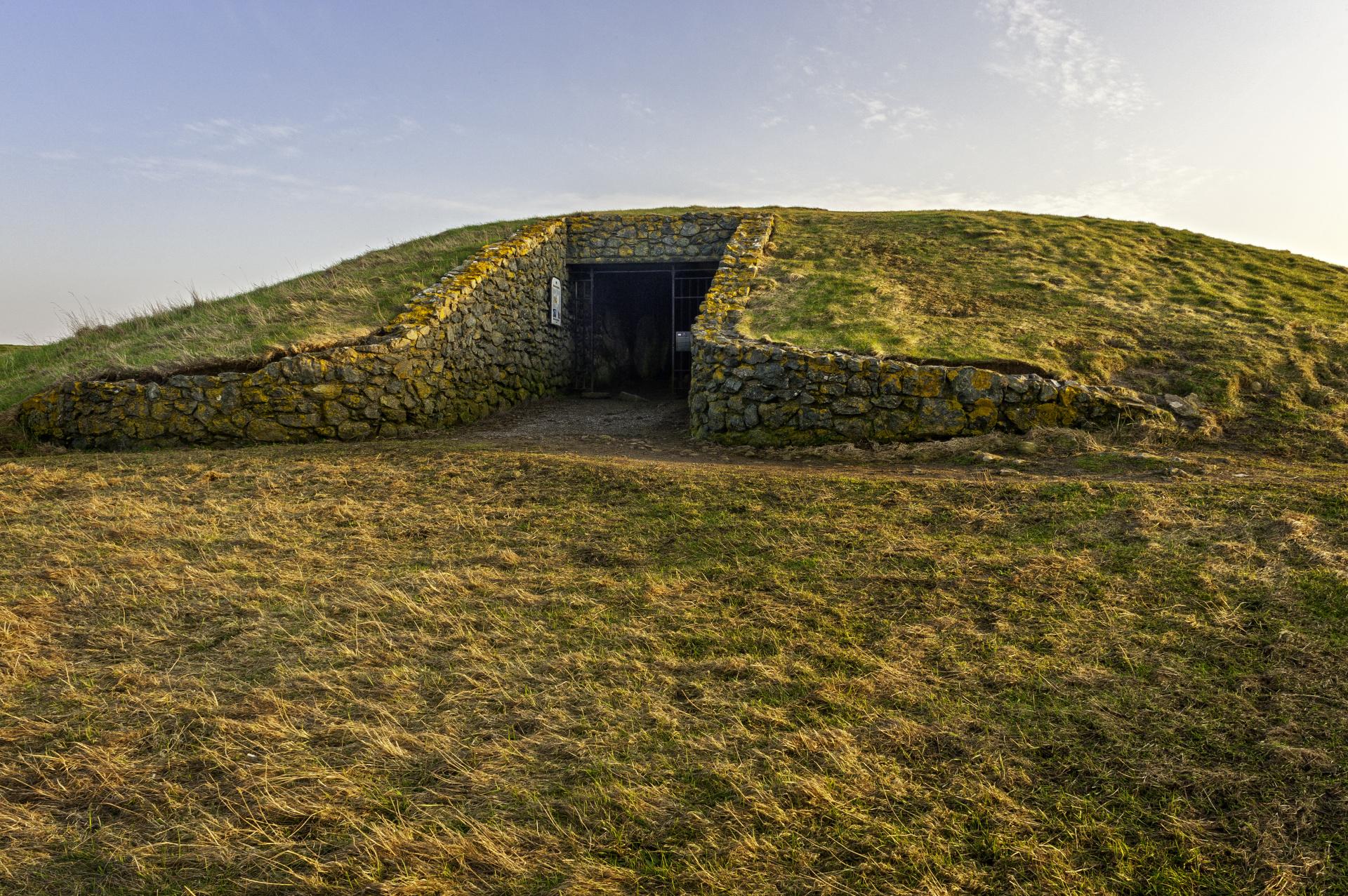 Siambr Gladdu Barclodiad y Gawres/Barclodiad y Gawres Burial Chamber
