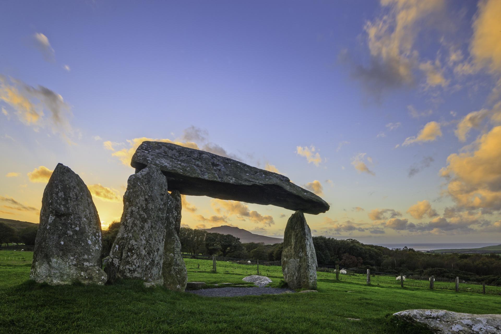 Beddrod Siambr Pentre Ifan/Pentre Ifan Chambered Tomb