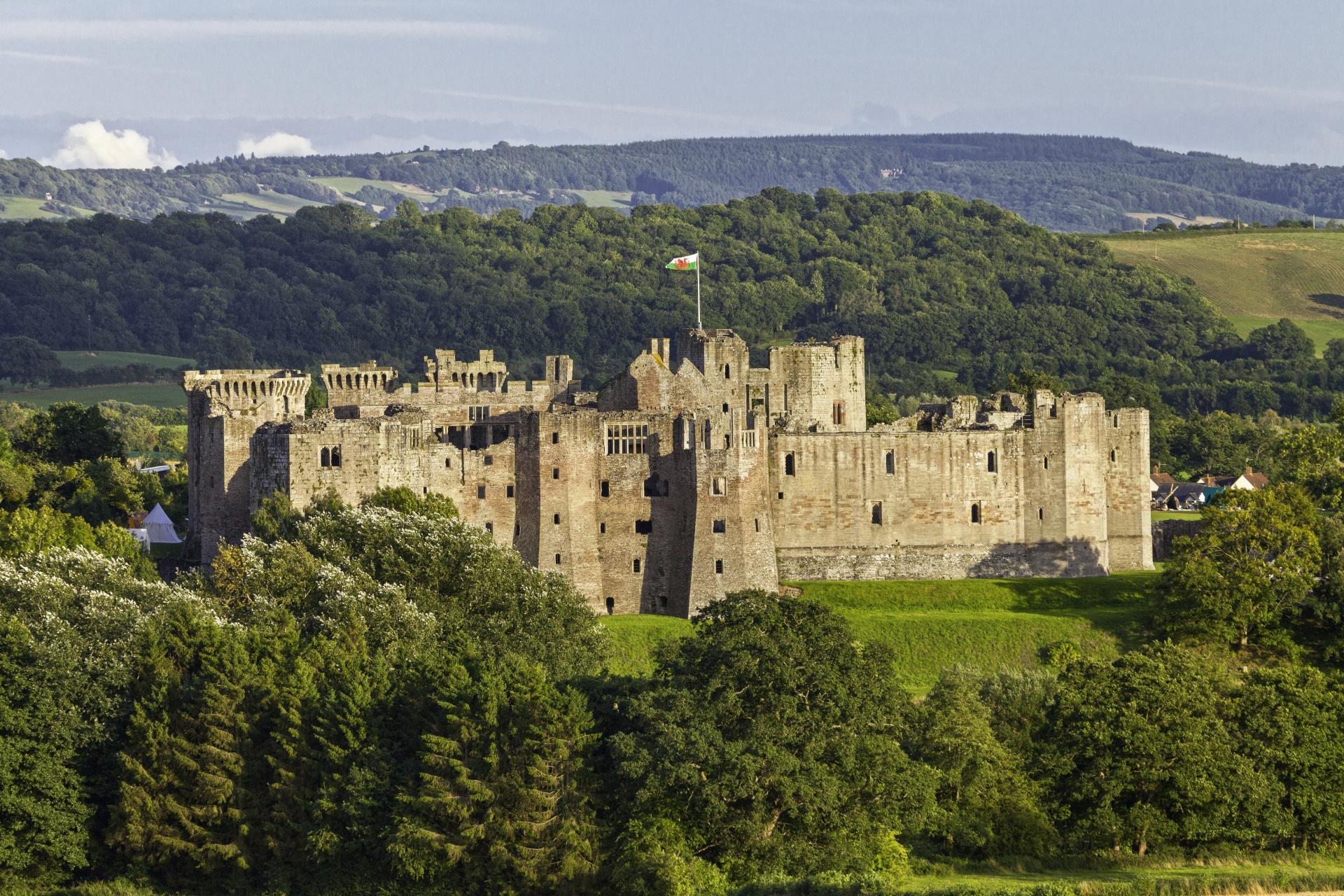 Castell Rhaglan/Raglan Castle