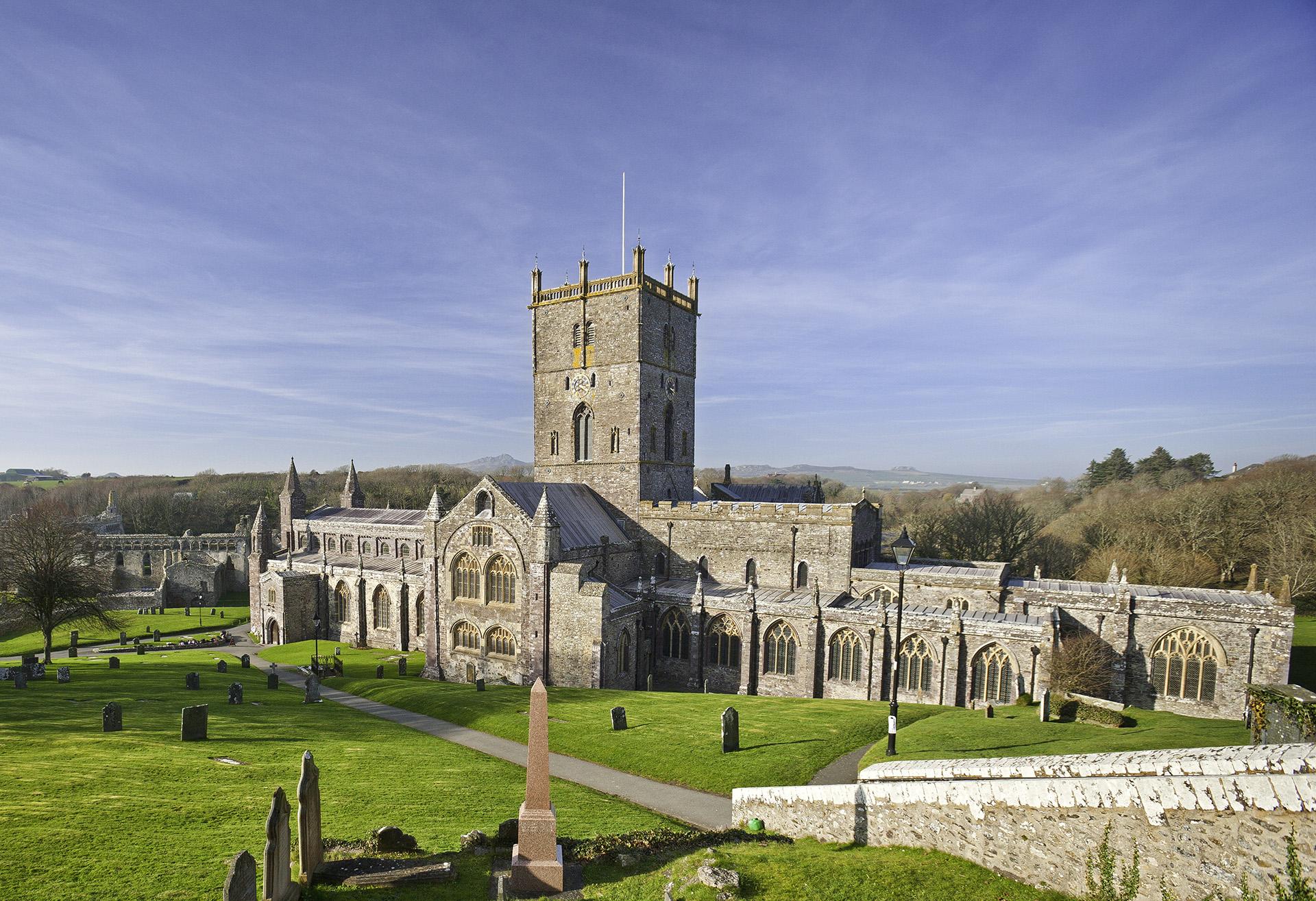 Eglwys Gadeiriol Tyddewi/St Davids Cathedral
