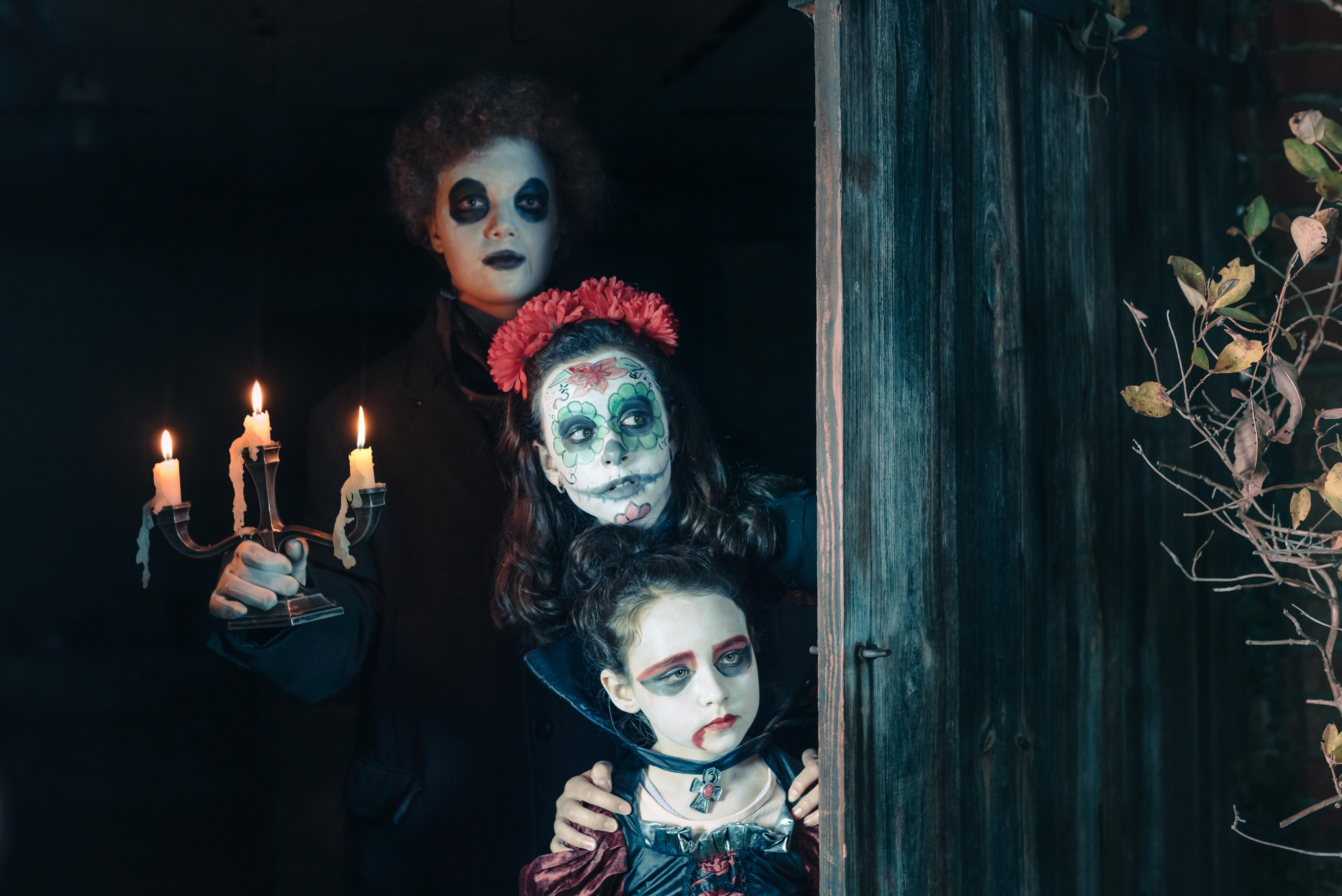 Calan Gaeaf - tri o blant / Halloween - three children 