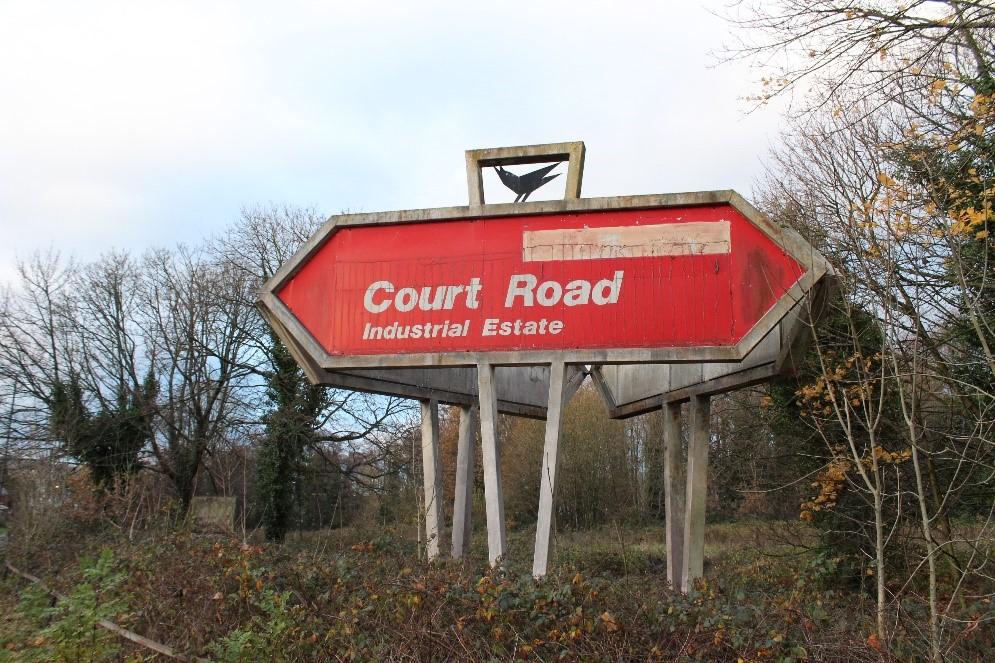 Arwydd Ystâd Ddiwydiannol Court Road, Llantarnam / Court Road Industrial Estate Sign, Llantarnam