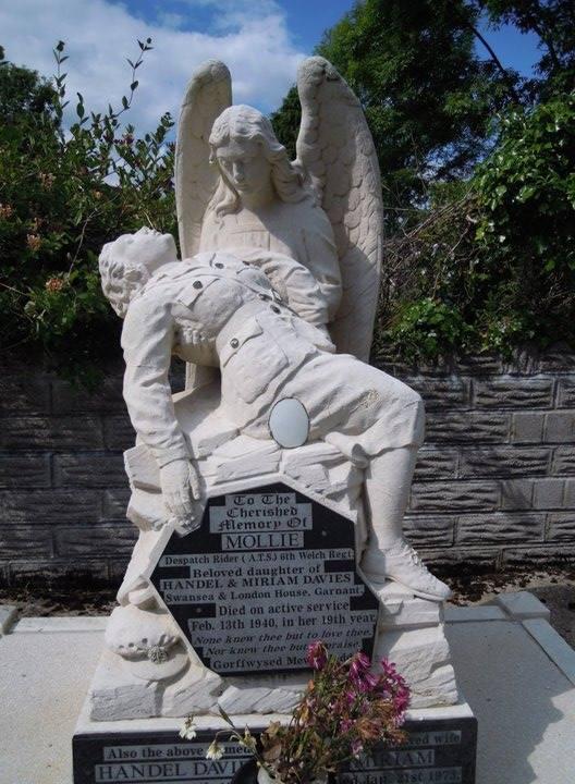  Cerflun rhestredig gradd II Mollie Davies grade II listed statue